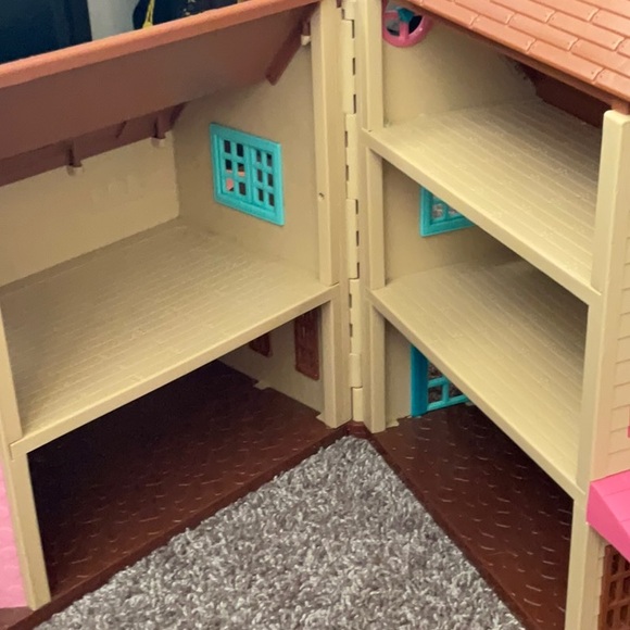 Only Lil Woodseez Dollhouse- no pieces or characters! Just dollhouse - Picture 2 of 2